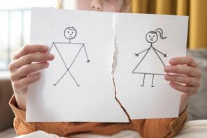 離婚後的法常識 1 Close Up Girl Holding Broken Drawing
