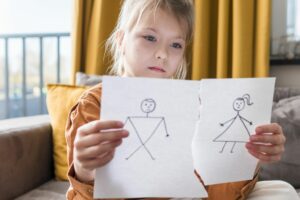 和離過婚的人交往要注意什麼?要了解離婚原因 2 Girl Holding Broken Drawing